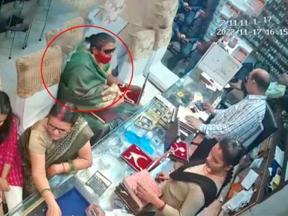 caught on cctv how woman stole necklace worth lakhs in busy up store | मास्क आणि काळा चष्मा लावून 'ती' ज्वेलरी शॉपमध्ये आली, 10 लाखांचा नेकलेस चोरून गेली अन्....