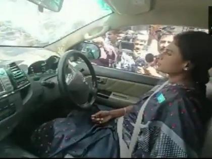 andhra pradesh politicial and ys jagan mohan reddy sister car towed by cops in hyderabad | Video - राजकारण तापलं! मुख्यमंत्र्यांच्या बहिणीला पोलिसांनी कारसह क्रेननं उचललं, नेमकं काय घडलं?