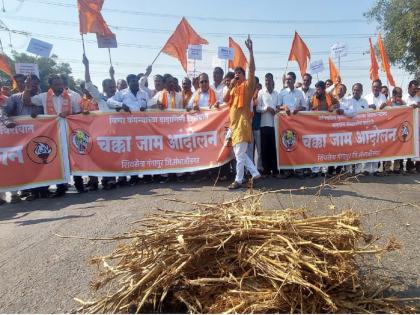 Chakkajam movement by Shiv Sena Thackeray group in Aurangabad district | Video: औरंगाबाद जिल्ह्यात शिवसेना ठाकरे गटाकडून चक्काजाम आंदोलन