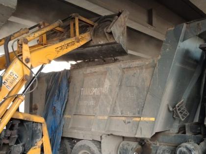 The Western Expressway is getting shiny! P South Division's Dhadak Swachhta Campaign | पश्चिम द्रुतगती महामार्ग होतोय चकाचक! पी दक्षिण विभागाची धडक स्वच्छता मोहीम