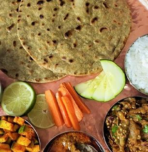 कमाल! फक्त ५ पैशांना मिळतेय ४०० रूपयांची व्हेज थाळी;  ताटात तब्बल ३५ पदार्थ  अन्....