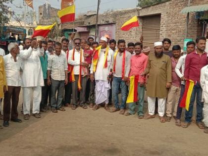 The flag of the state of Karnataka was hoisted in udgi solapur; Complaint of lack of facilities in Maharashtra | उडगीत कर्नाटक राज्याचा ध्वज फडकविला, जय हो कर्नाटकचा नारा; महाराष्ट्रात सुविधा नसल्याची तक्रार