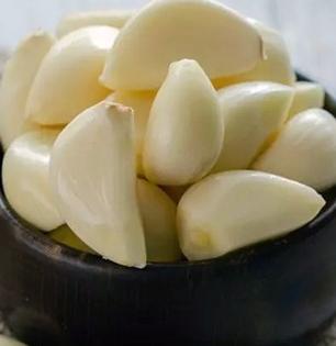 लसूण सोलण्याची आणि साठवण्याची ही घ्या १ सोपी ट्रिक, वर्षभरही उत्तम राहिल सोललेला लसूण
