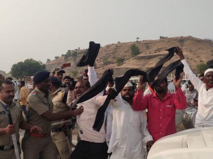 Congress workers showed black flags to the convoy of Chief Minister, Deputy Chief Minister! | मुख्यमंत्री, उपमुख्यमंत्र्यांच्या ताफ्याला काँग्रेस कार्यकर्त्यांनी दाखविले काळे झेंडे!