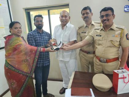 The lost ring was found thanks to the honesty of the senior citizen in dombivali | ...आणि ‘त्या’ लग्नघरात फुलले आनंदाचे वातावरण; ज्येष्ठ नागरिकाच्या प्रामाणिकपणामुळे मिळाली हरवलेली अंगठी