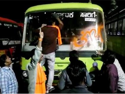 'Jai Maharashtra' written on a bus in Karnataka turned black; Yuva Sena aggressive in Aurangabad | कर्नाटकच्या बसवर 'जय महाराष्ट्र' लिहून काळे फासले काळे; औरंगाबादेत युवासेना आक्रमक