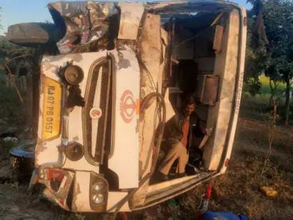 horrific road accident on agra lucknow expressway 6 killed in bus dcm collision | आग्रा-लखनौ एक्स्प्रेसवेवर भीषण अपघात; बस-डीसीएमची जोरदार धडक, 6 जणांचा मृत्यू, 21 जखमी