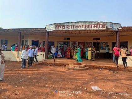 There was tension for some time due to the shutdown of voting machines in all the three wards in Dhamod | धामोड येथील तीनही प्रभागातील मतदान यंत्र बंद पडलेने कांही काळ तणाव