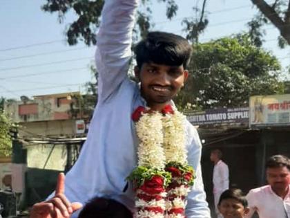 At the age of 21, he took charge of the village; Sangameshwar Sodgir elected as Sarpanch | २१ व्या वर्षीच गावच्या कारभाराची धुरा हाती; अतितटीच्या लढतीत संगमेश्वर सोडगीर सरपंचपदी