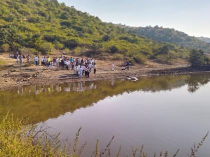 The bulls entered the lake, scattered by wild boars; death of drowned Grandfather and grandson with bullock cart | रानडुकरांमुळे बैल बिथरून बैलगाडीसह तलावात शिरले; आजोबा अन् नातू बुडून गतप्राण