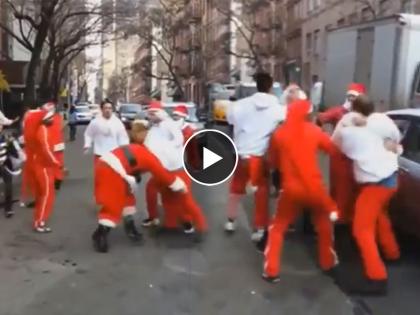 amazing santa claus fought with each other to give gifts to children video went viral | Video - दे दणादण! सांताक्लॉज आपापसात भिडले; जीवावरच उठले, लाथा-बुक्क्यांनी मारहाण