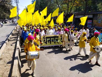 Dhangar reservation issue flared up again; Drumming procession in Beed | धनगर आरक्षणाचा प्रश्न पुन्हा पेटला; बीडमध्ये ढोल वाजवत मोर्चा