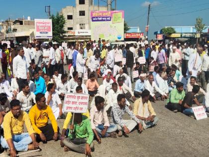 Mridang, Halgi chants in the rastaroko of the villagers for the Kharola phata - Pangaon | टाळ- मृदंग, हलगीच्या निनादात ग्रामस्थांचे खरोळा फाटा- पानगाव रस्त्यासाठी रास्तारोको