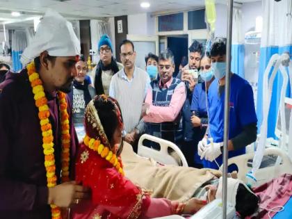 marriage in hospital mother breath was breaking daughter marriage was done in icu woman died after 2 hours | आईच्या शेवटच्या इच्छेसाठी लेकीने ICU मध्ये बांधली लग्नगाठ अन् 2 तासांत झालं असं काही...