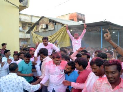 MLA Raju Navghare's political shrewdness; Defeat the rival panel with 13-5 | आमदार राजू नवघरे यांची राजकीय चलाखी; प्रतिस्पर्धी पॅनलला १३ विरुद्ध ५ ने धोबीपछाड