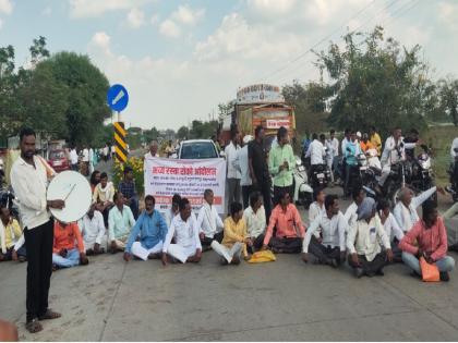 Block the farmers' road in front of the tehsil by locking the crop insurance company office | पीकविमा कंपनी कार्यालयास टाळे ठोकून शेतकऱ्यांचा तहसीलसमोर रास्तारोको