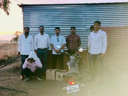 Illegal liquor seized in Latur; Five people arrested | लातूरमध्ये अवैध दारू पकडली; पाच जणांना अटक, ताडी, रसायन जप्त