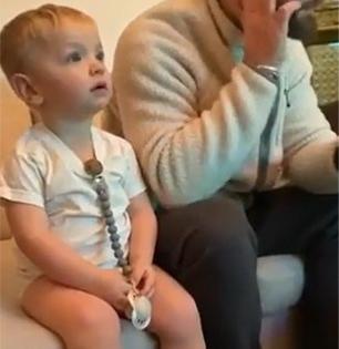 टीव्हीवर मॅच पाहताना लेकानं सेम टू सेम वडिलांसारखीच रिॲक्शन दिली, व्हायरल व्हिडीओ पाहून लोक म्हणाले...