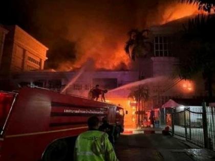 'About 10 killed, 30 injured' in Cambodia hotel casino fire: police | कंबोडियातील हॉटेलला भीषण आग, 10 जणांचा मृत्यू, 30 जखमी; जीव वाचवण्यासाठी मारल्या उड्या