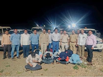 Exice depts raid on a dhaba at Latur, Ahmedpur; 59 people detained in illegal liquor case | लातूर, अहमदपूर येथील ढाब्यावर 'एक्साईज'च्या धाडी; अवैध दारुप्रकरणी ५९ जण ताब्यात