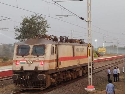 The wait is over, the train ran in Aurangabad with an electric engine at a speed of 100 per hour | प्रतीक्षा संपली, ताशी १०० च्या गतीने औरंगाबाद मार्गावर इलेक्ट्रिक इंजिनसह धावली रेल्वे