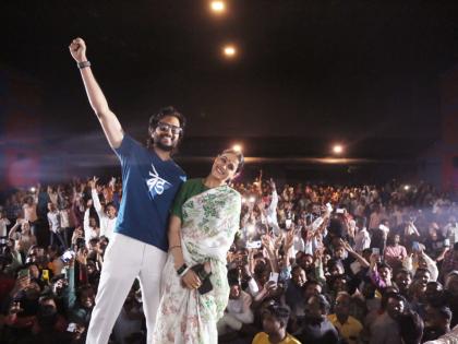 Ritesh-Genelia's Marathi Movie Ved Darshan in Tuljapur And crowd for first show in Latur | रितेश-जेनेलियांचे मराठी ‘वेड’! तुळजापुरात दर्शन; लातुरात पहिल्या शोसाठी तुफान गर्दी