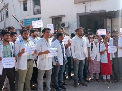 Resident doctors at Ghati Hospital on strike, patient care on shoulders of seniors | घाटी रुग्णालयातील निवासी डॉक्टर संपावर, वरिष्ठांच्या खांद्यावर रुग्णसेवा