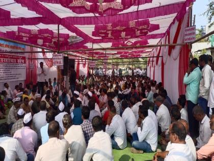 strike of electricity workers; In Latur workers, engineers united, raised slogans against privatisation | वीज कर्मचाऱ्यांचा संप; लातुरात कर्मचारी, अभियंते एकवटले, खाजगीकरणा विरोधात घोषणाबाजी