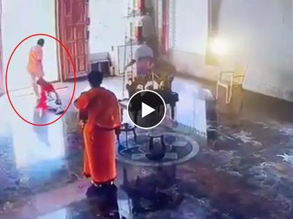 woman claimed lord venkateshwara wife sitting near pulled out hair bengaluru temple | Video - संतापजनक! पुजाऱ्याने महिलेला मारलं, केस ओढून फरफटत नेलं, मंदिराबाहेर काढलं अन्...