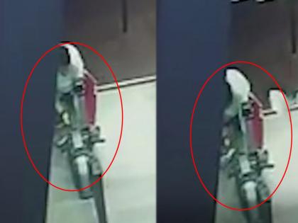 doctor died due to heart attack while working out in gym lucknow video viral cctv footage | कोणीच सुटलेलं नाही...! जिममध्ये वर्कआऊट करताना डॉक्टरला आला हार्ट अटॅक; काळजी घ्या...