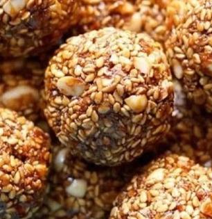How to Make Tilache Ladoo : हाताला चटके न बसता वळा तिळाचे लाडू; सोपी रेसिपी, एकही लाडू कडक होणार नाही