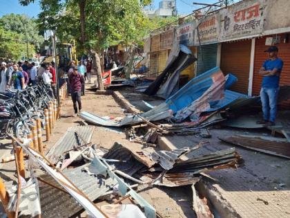 Aurangabad Municipal Corporation hammers on encroachment in Connaught area; Market closed in protest against the action | महापालिकेचा कॅनॉट परिसरातील अतिक्रमणावर हातोडा; कारवाईच्या निषेधार्थ मार्केट बंद