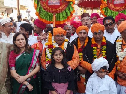 Start of Siddharameshwar Yatra In Solapur | सोलापुरात 'एकदा भक्तलिंग हर्र बोला हर्र...'चा जयघोष; सिद्धेरामेश्वर यात्रेस प्रारंभ