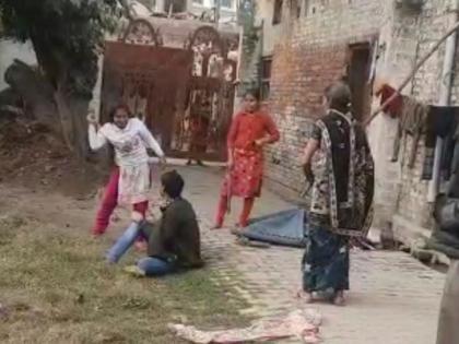 hardoi man beaten 15 sticks in 30 second by wife mother and sister in hardoi video viral | दारूच्या नशेत 'तो' घरी आला, वैतागलेल्या पत्नीने 30 सेकंदात 15 वेळा मारलं, आई-बहिणीनेही बदडलं