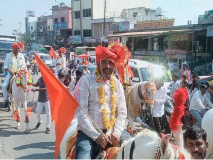 for electricity connection At the door of Mahavitran in Nilanga, the groom arrived on horseback! | महावितरणच्या दारात, घोड्यावरून पोहचली वरात ! वीज जोडणीसाठी अनोखे आंदोलन