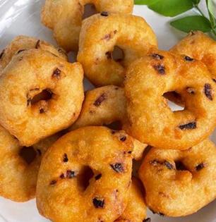 परफेक्ट उडपीस्टाइल गोलगरगरगरीत खमंग हलका मेदू वडा घरी कसा बनवायचा? ही घ्या रेसिपी...
