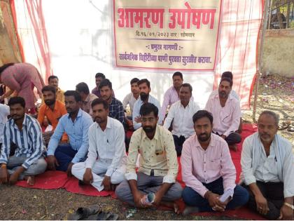 Harwadi villagers do not even get water for bathing; Indefinite hunger strike in front of Latur Zilla Parishad | माजी सरपंचाने पाणीपुरवठा तोडला; हरवाडी ग्रामस्थांना अंघोळीलाही पाणी मिळेना!