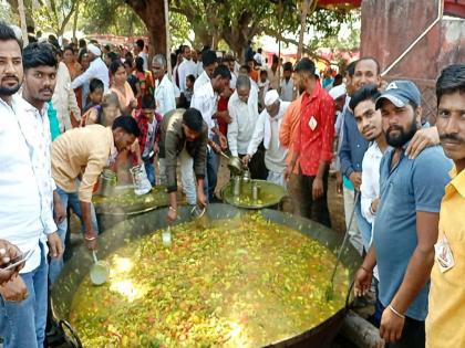 Mahaprasad of 125 quintals vegetables, and 20 quintals wheat; Attendance of Dindis in Sarang Swami Yatra | १२५ क्विंटल भाजी, २० क्विंटलच्या पोळीचा महाप्रसाद; सारंग स्वामी यात्रेत भाविकांची रीघ