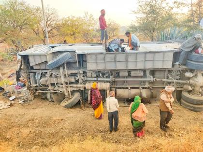 A travel bus of 38 devotees headed for Devadarshan overturned; One dead, 8 injured | देवदर्शनासाठी निघालेली ३८ भाविकांची ट्रॅव्हल बस उलटली; एकाचा मृत्यू, ८ जण जखमी