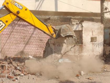 Demolition action on 40 shops obstructing the road in Ulhasnagar! | उल्हासनगरात रस्त्याला अडथळा ठरणाऱ्या तब्बल ४० दुकानावर पाडकाम कारवाई!