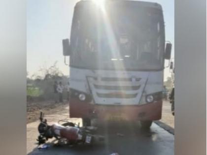 A half built road is fatal; bus hits bike, one died, two seriously injured | अर्धवट रस्ता ठरतोय जीवघेणा; बसच्या धडकेत दुचाकीवरील एकाचा मृत्यू, दोघे गंभीर जखमी