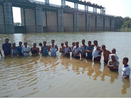 Pay crop insurance ; Jalsamadhi movement was held by farmers in Sengaon | पिकविम्याचे पैसे तातडीने द्या; सेनगावात शेतकऱ्यांनी केले जलसमाधी आंदोलन