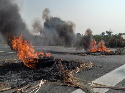 A tone of anger over crop insurance; Farmers burnt tires on Goregaon-Jintur route | पीकविम्यावरून संतापाचा सूर; गोरेगाव-जिंतूर मार्गावर शेतकऱ्यांनी जाळले टायर