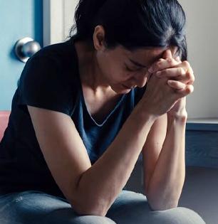 Mental Health Tips : लोकांचं बोलणं खूपच मनाला लावून घेता? ५ टिप्स, नैराश्यातून बाहेर पडाल, नेहमी आनंदी राहाल