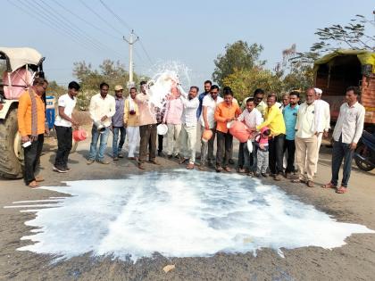 Crop Insurance Movement; The health of hunger strikers deteriorated, angry farmers spilled milk on the streets | पिकविमा आंदोलन; उपोषणकर्त्यांची प्रकृती खालावली, संतप्त शेतकऱ्यांनी रस्त्यावर दुध सांडले