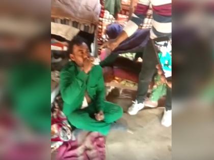 Crime News man beaten forced to drink and wear shoe garland | 7 मुलांचा बाप मेहुणीला घेऊन पळाला; कुटुंबाने पकडलं, चपलांचा हार घातला अन् बेदम मारलं