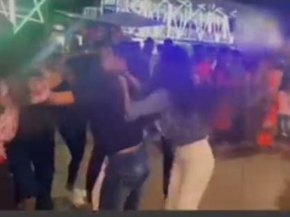 bhagalpur disneyland mela girl fighting video viral | Video - तुफान राडा! जत्रा पाहायला आल्या अन् भिडल्या; एकमेकींच्या झिंज्या उपटल्या अन्...