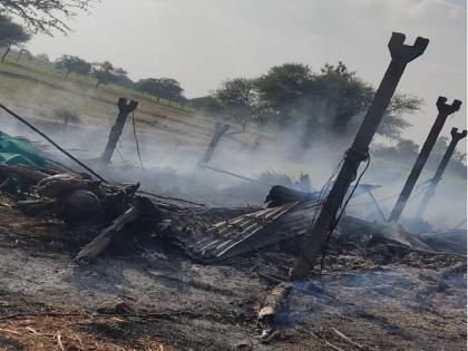 A cowshed burnt down due to a shot circuit; 4 buffaloes, 3 calves burn, ashes of lakhs of farm goods | शॉट सर्किटमुळे गोठा जळून खाक; एक म्हैस दावे तोडून पळाल्याने इतर पशुधन वाचले