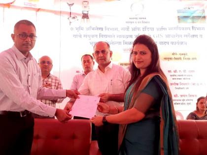 In Bhiwandi, the Land Records Department completed the land charter allotment program | भिवंडीत भूमी अभिलेख विभागातर्फे जमिनीची सनद वाटप कार्यक्रम संपन्न