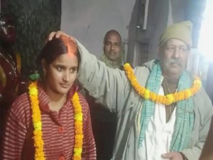 father in law and daughter in law got married in uttar pradesh photo went viral on social media | बाबो! लेकाचा मृत्यू झाला... 70 वर्षांच्या सासऱ्याने 28 वर्षीय सुनेशी केलं लग्न; नेमकं काय घडलं?